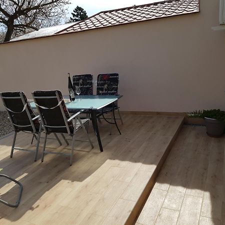 Apartman S Vinnym Sklepem Viktorie Pouzdrany Exterior foto
