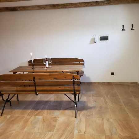 Apartman S Vinnym Sklepem Viktorie Pouzdrany Exterior foto